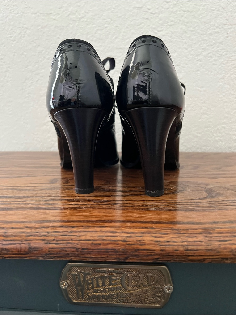 Vintage Coach Patent Leather Brogue Oxfords Lace Up Pumps Made in Italy Size 8.5 - Picture 3 of 10